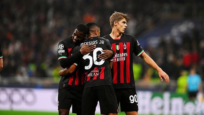 拜仁总监谈转会引援：重点是要新老搭配，保持球队竞争力（拜仁总监谈引援策略：新老结合，确保球队竞争力）