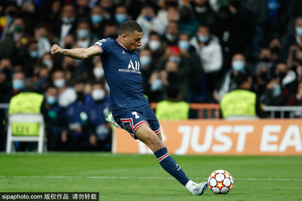 波兰对阵荷兰世预赛中，有球迷向场内投掷烟火迫使比赛被中断