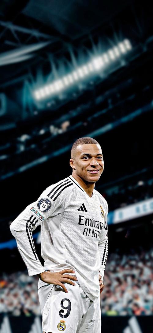 拜仁积极追求梅努，欲将其打造成欧冠核心，但曼联与意甲球队争夺，形势激烈。